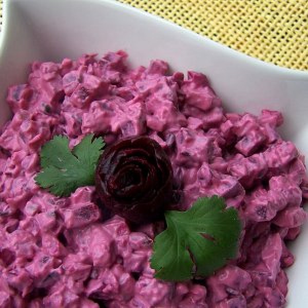 Зимна салата с цвекло, ябълка и майонеза - лесна за приготвяне и много вкусна
