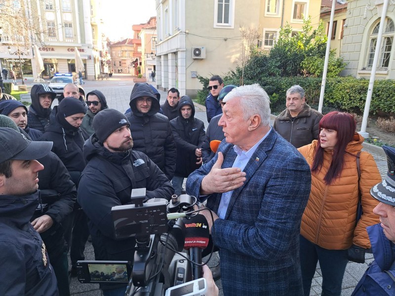 Феновете на Локо към Зико: Безумие е да се дават още 22 млн. лева за Колежа без одит