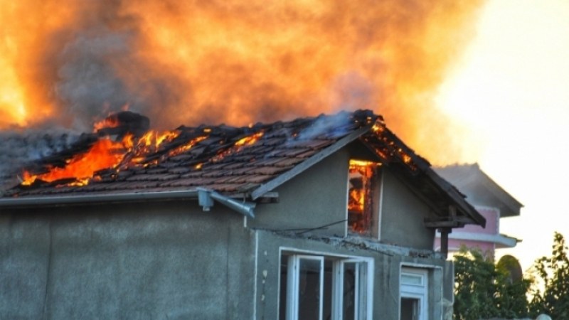 Голям пожар в Карловско, горя къща
