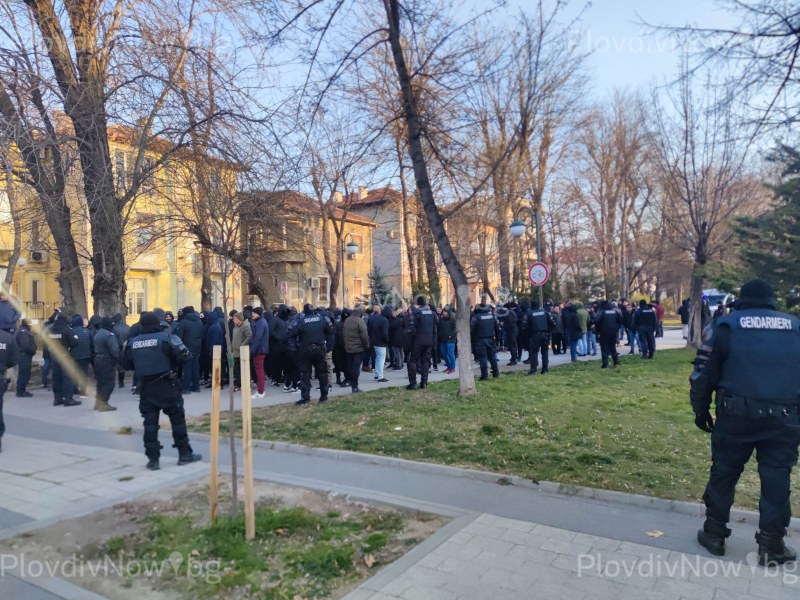 Гъмжи от фенове и полиция пред Общинския съвет, днес решават за Колежа и Лаута