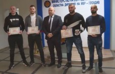 politsiiata-nagradi-trenyora-i-450.jpg