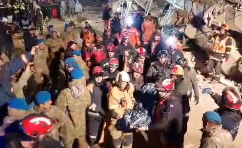 Български пожарникари извадиха жив човек в Турция, преживял 120 часа под руините