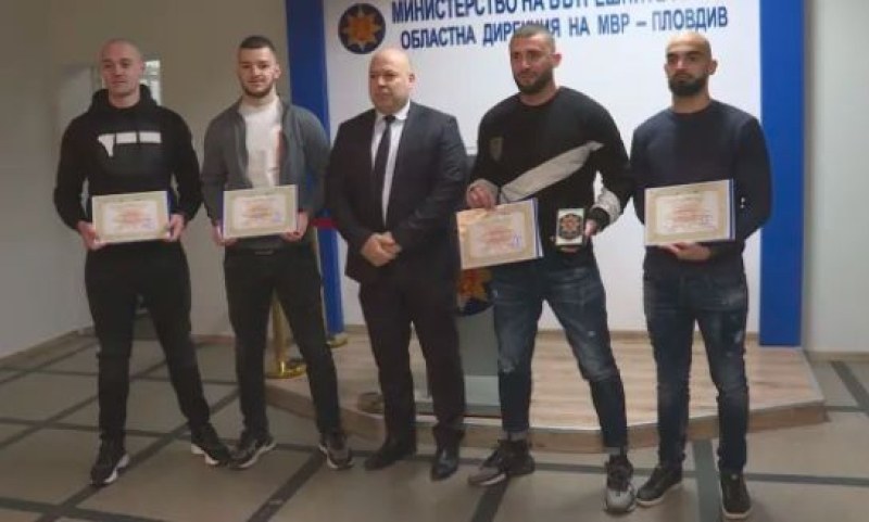 Полицията награди треньора и младежите, задържали рецидивист в Пловдив