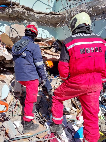 Карловски пожарникар е сред доброволците в Турция