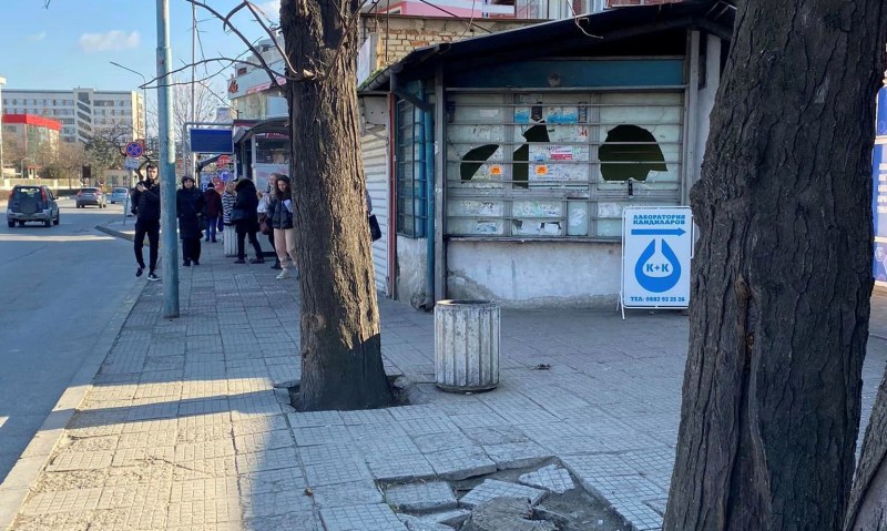 Най-голямата спирка в Смирненски е тъжна картинка