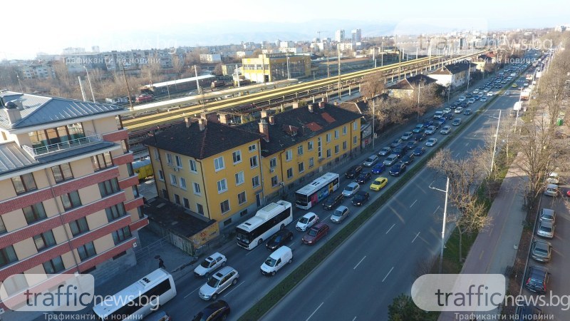 Трафикът в района на Централна гара е сериозно затруднен, , колите едвам се движат
