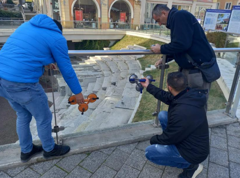 Монтираха нови стъкла на Римския стадион на мястото на строшените от вандали