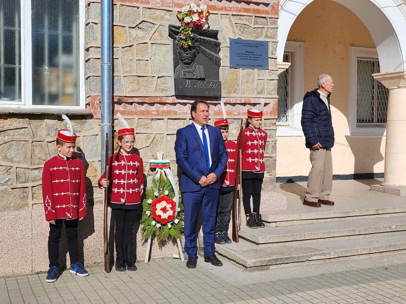 С панихида, рецитал и венци Съединение почете Апостола