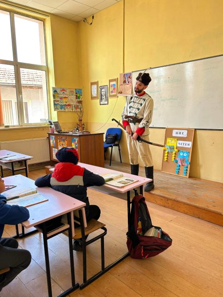 Урок по родолюбие: Деца от Крумово се докоснаха до оръжия и четническа униформа