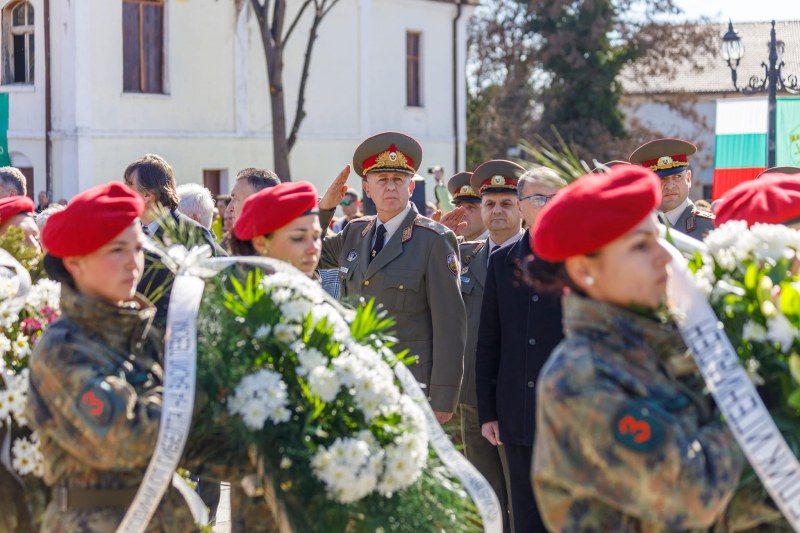 Военнослужещи и граждани почетоха паметта на Левски в Карлово