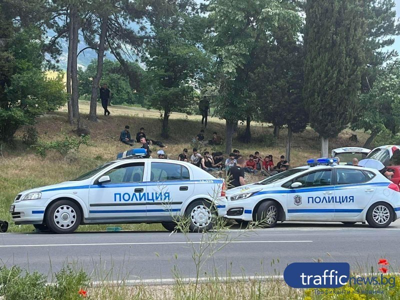 Задържаха мигранти, натъпкани в микробус, на АМ “Тракия“