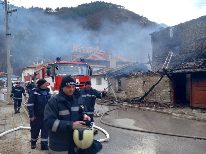 Пожар изпепели къщата на възрастна жена в Бачково