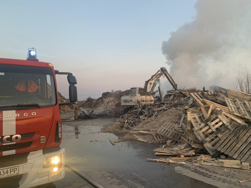 Пожар на Околовръстното на Пловдив, 3 пожарни се бориха с огъня