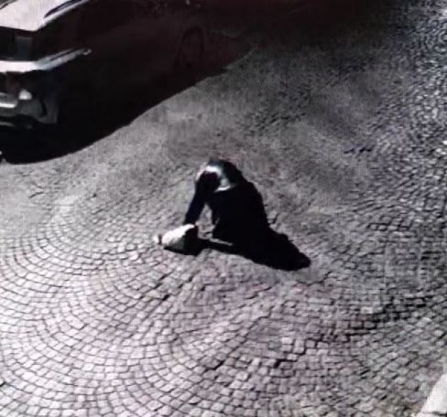 Безпомощен мъж падна на улица в Пловдив, колите го заобикалят