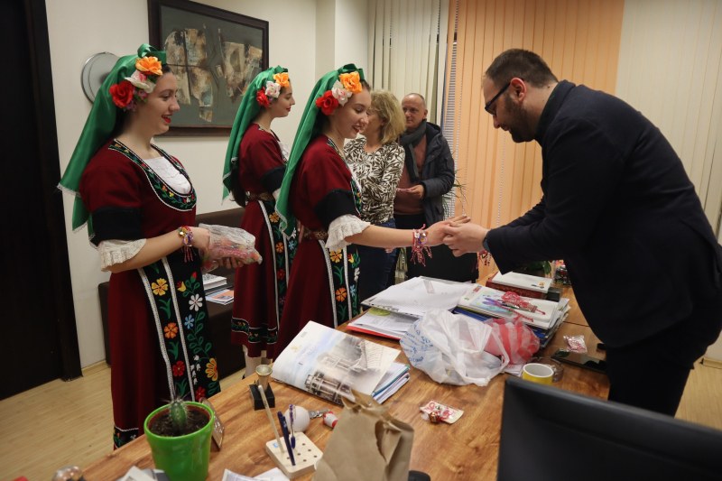Читалищата и тази година зарадваха пловдивчани с мартеници