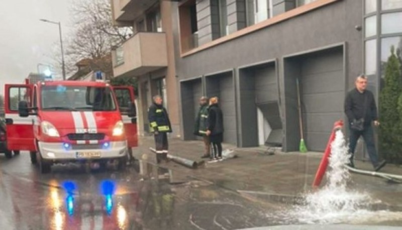 Катастрофа стана в Кършияка, кола се заби в противопожарен кран ВИДЕО