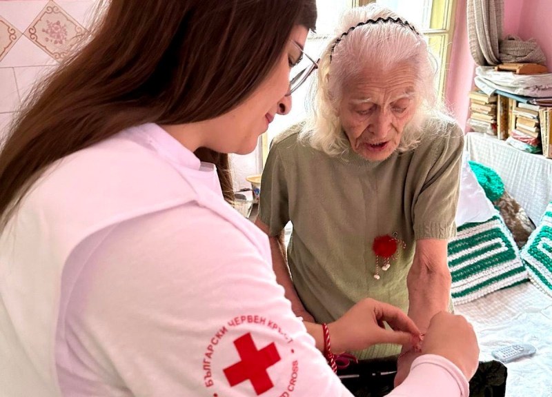 Младежи от БЧК зарадваха с мартенички възрастни хора в Пловдив.