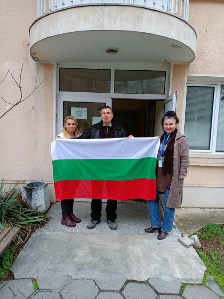 Кметът на “Тракия“ подари знамена на училища, градини, полиция, пожарна