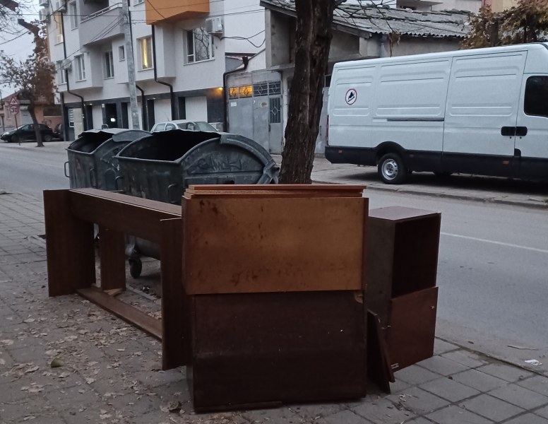 „Чистота“ продължава да събира по график едрогабаритни отпадъци по кварталите