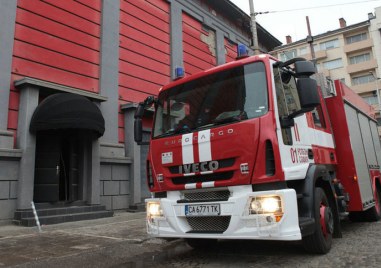 Пожар в цех край Садово, 5 екипа огнеборци бяха на мястото