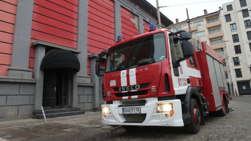 Пожар в цех край Садово, 5 екипа огнеборци бяха на мястото
