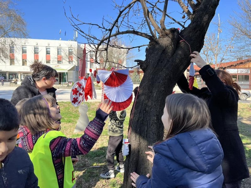 Дечица украсиха в бяло и червено в центъра на Перущица