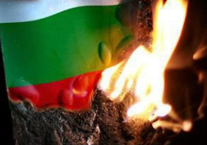 Тийнейджър запали българското знаме Тийнейджър запали българското знаме