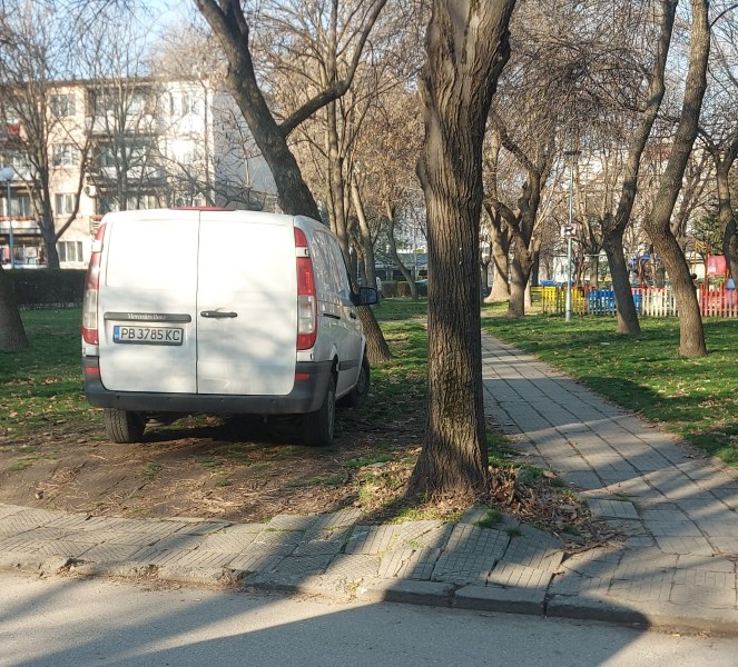 Бус редовно използва тревните площи в Гагарин за паркИНГ