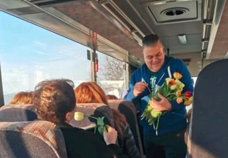 Кавалер изненада дамите в карловски автобус