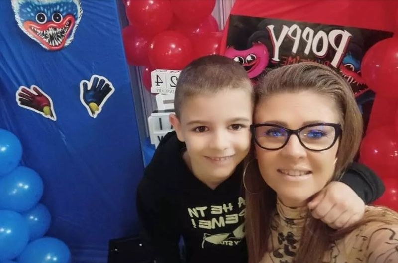 Млада майка се нуждае от помощ, за да отгледа детето си и да му се радва