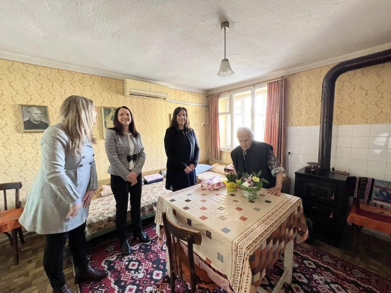 Зарадваха с подаръчета най-възрастните жени в Перущица