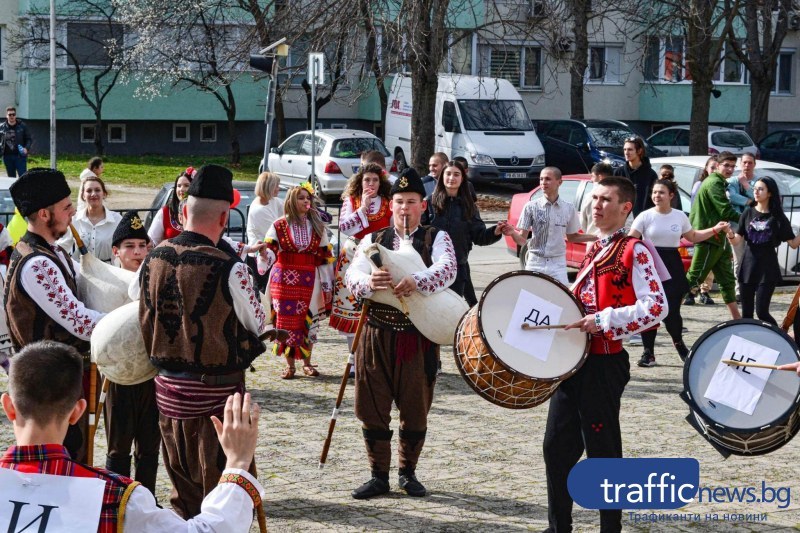 Пловдивски зрелостници поканиха класната на бала с хоро