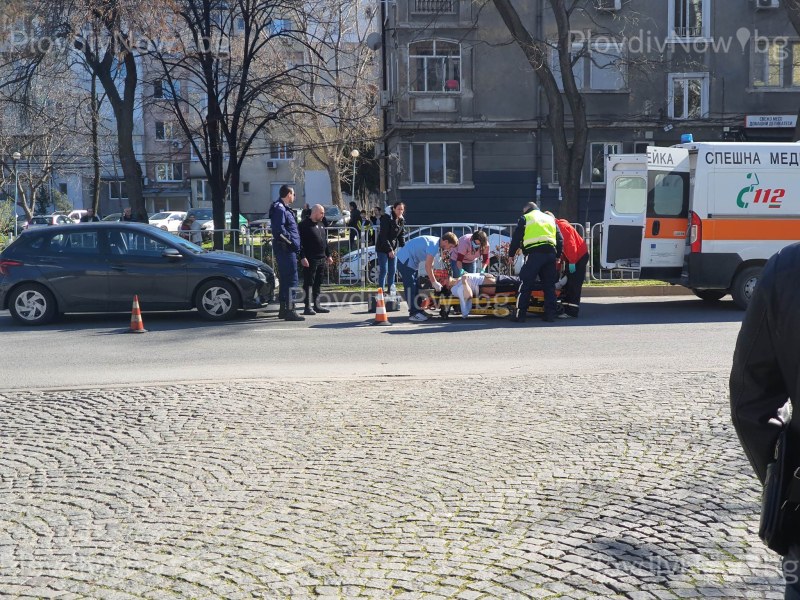 Кола блъсна млад мъж на пешеходна пътека в Пловдив