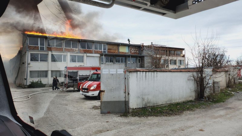 Голям пожар избухна в Северната индустриална зона на Пловдив