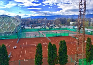 Големите тенис кортове на „Локомотив” край Гребната все още са без договор за стопанисване