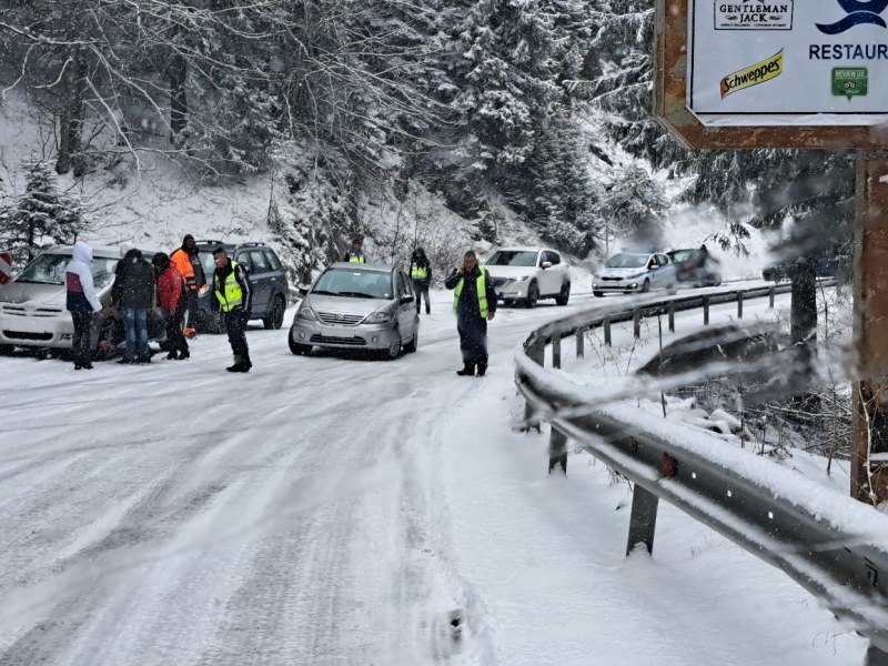 Зимна обстановка в Родопите, спряха движението на пътя Пампорово-Смолян