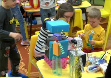 Роботи от капачки изработиха деца от Асеновград