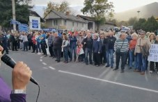 Жители на Горнослав излизат на протест заради кариерата