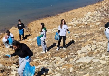 Младежи почистиха край язовир в Карловско
