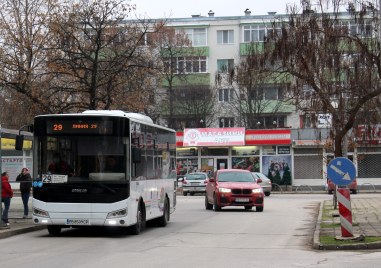 Спират движението по улица в Смирненски, пет автобуса променят маршрута си