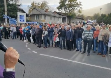 Жители на Горнослав излизат на протест заради кариерата