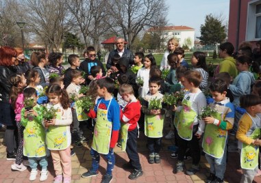 Децата в Община „Марица“ садят 35 000 цветя за 35-тата годишнина от създаването й