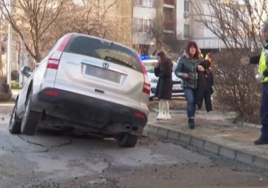 Кола пропадна след ВиК авария в Пловдив