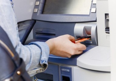 Пловдивчанка откри пари, забравени на банкомат, търси притежателя им