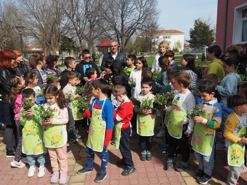 Децата в Община „Марица“ садят 35 000 цветя за 35-тата годишнина от създаването й