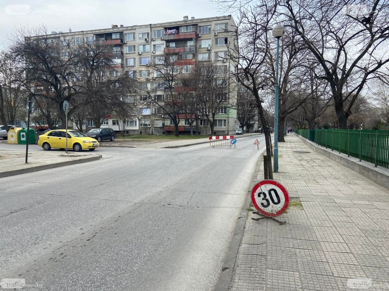 Два аварийни ремонта блокираха Смирненски, автобуси се лутат по малките улички