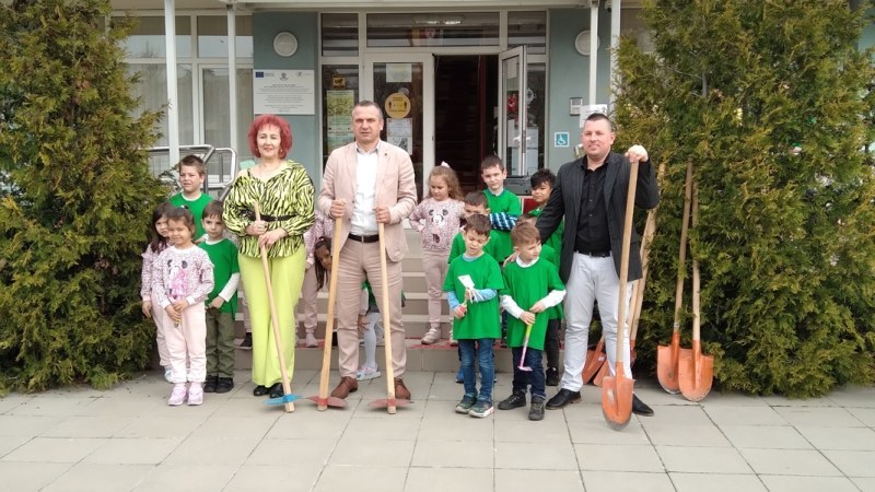 Иван Стоянов засади първите дръвчета с деца в Източен