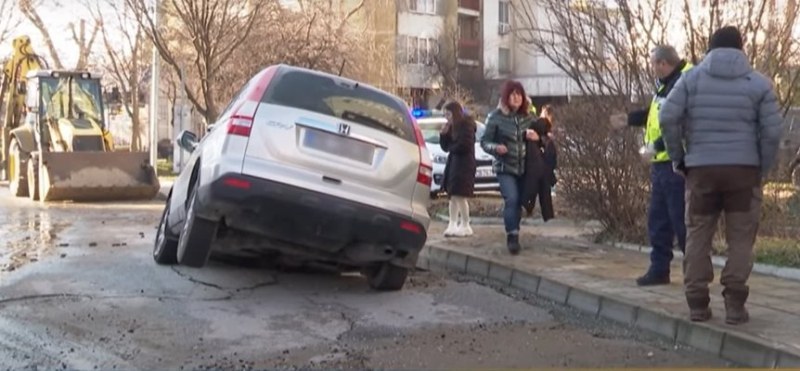 Кола пропадна след ВиК авария в Пловдив