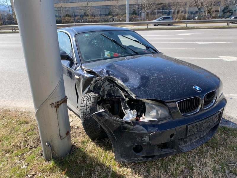 19-годишен шофьор катастрофира в Карловско, заби се в стълб