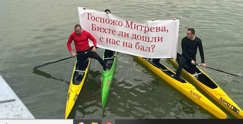 “По вода“ пловдивски абитуриенти поканиха класната си на бал, друг клас изнесе тържествено слово